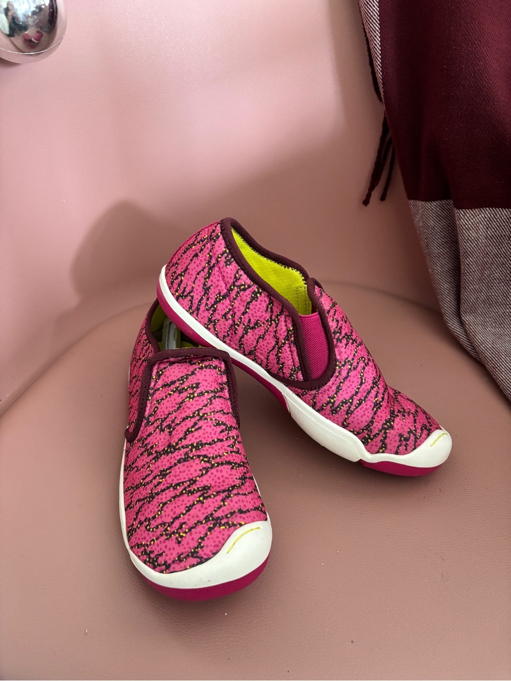 NWT Plae slip-on sneaker, size 4 youth, comfy & cute, hot pink/lime, style: MIGI